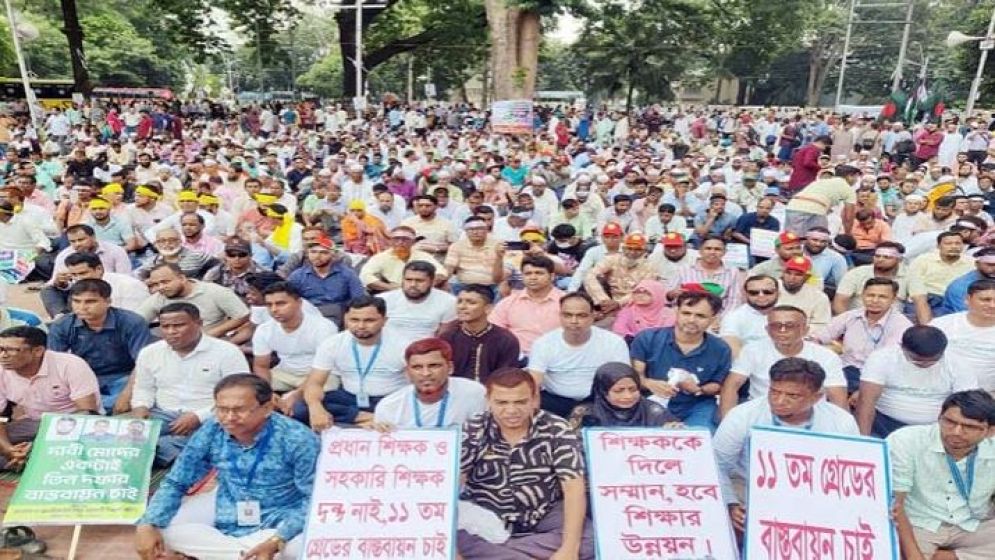 আন্দোলনে নেতৃত্ব দেওয়া শিক্ষকদের বিরুদ্ধে প্রশাসনিক পদক্ষেপ শুরু