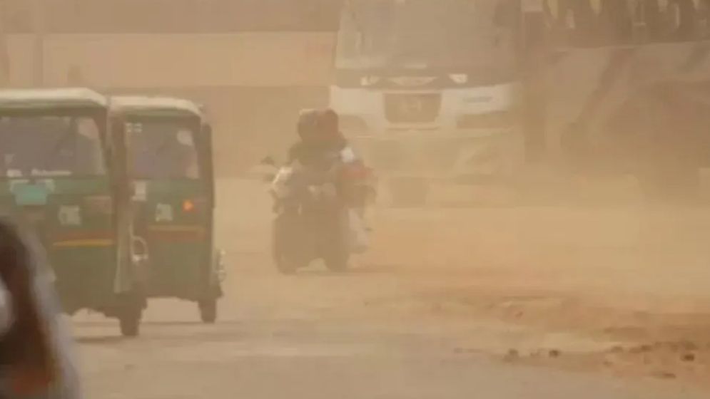 বায়ুদূষণে আজ ‘প্রথম স্থানে’ ঢাকা