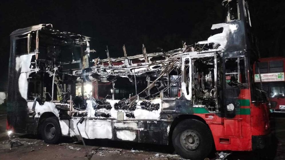দুর্বৃত্তের আগুনে বিআরটিসির ২ বাস পুড়ে ছাই