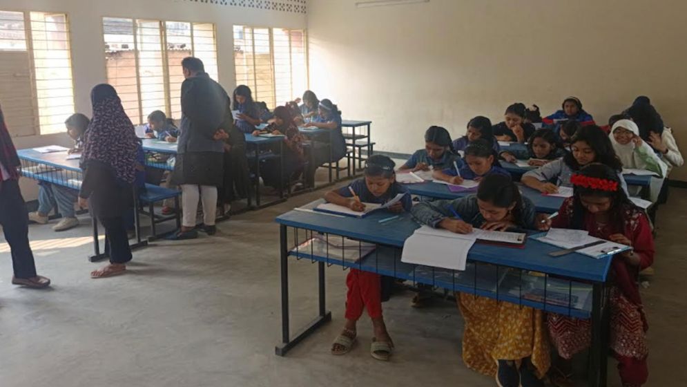 শিক্ষকরা কর্মবিরতিতে, পরীক্ষা নিচ্ছেন অভিভাবকরা