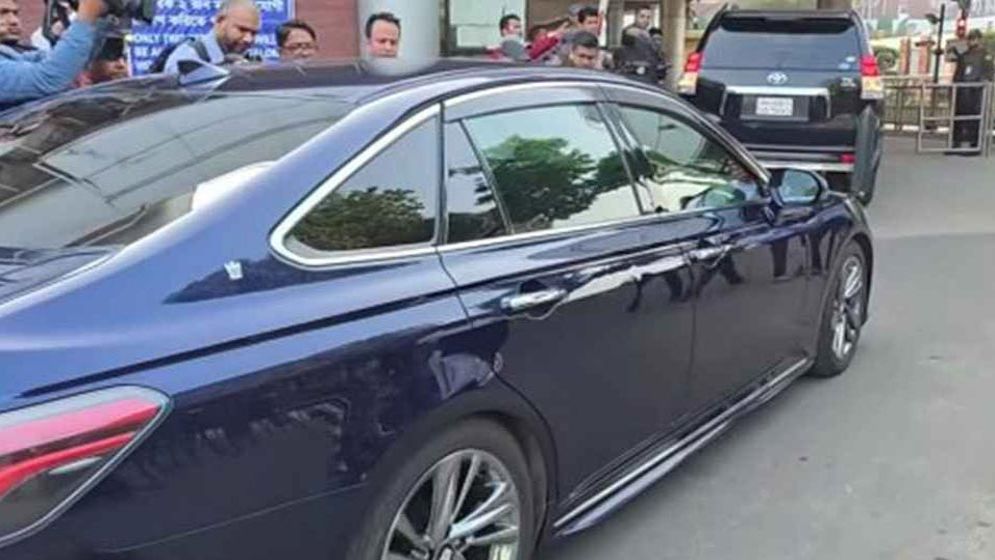 জুবাইদা রহমানকে নিতে বিমানবন্দরে পৌঁছেছে গাড়িবহর