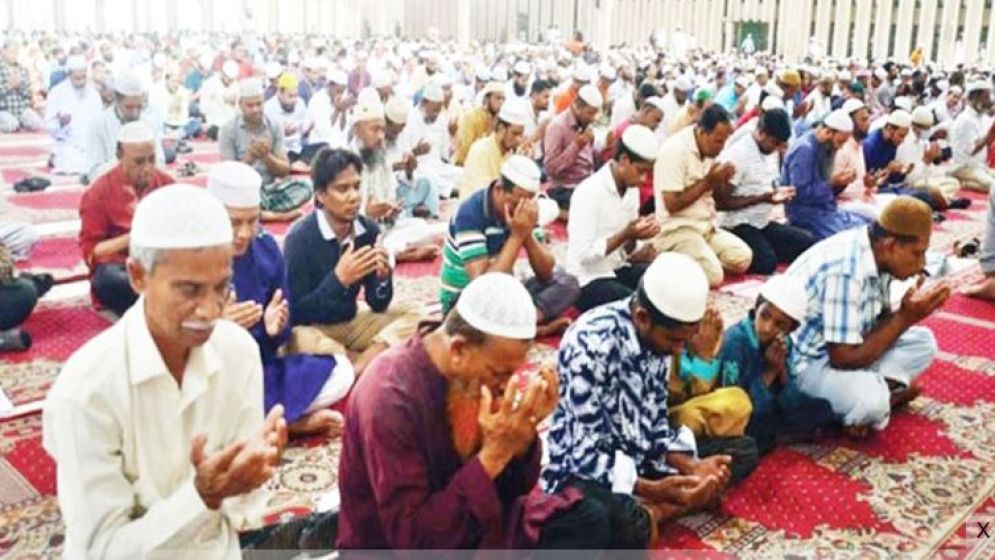 জুমার দিন মসজিদে গিয়ে ভুলেও যে ২ কাজ করবেন না