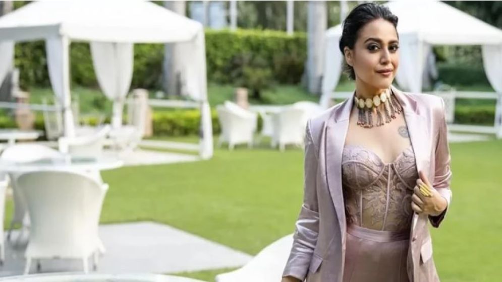 অর্ধনগ্ন হয়ে শুটিং, অভিজ্ঞতা জানালেন অভিনেত্রী স্বরা