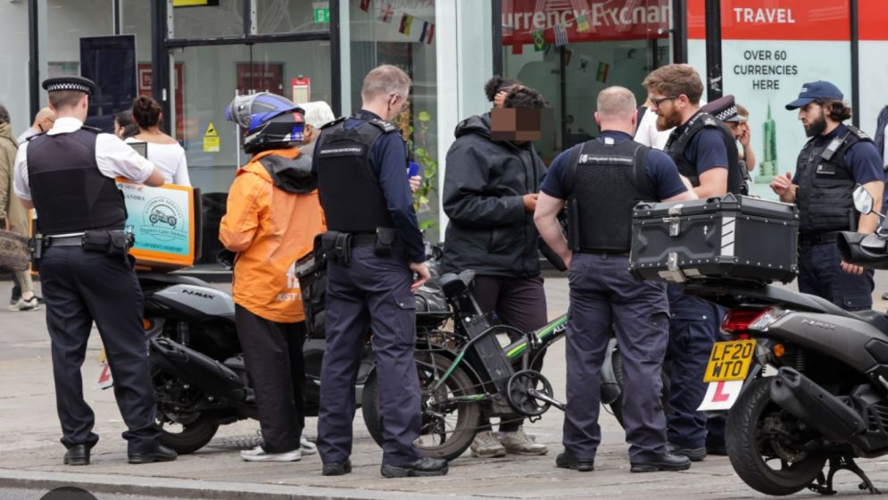 বাংলাদেশিসহ ৬০জন ডেলিভারি ড্রাইভারকে নিজ দেশে ফেরৎ পাঠাচ্ছে বৃটেন