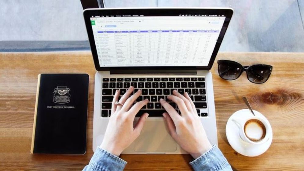 কম্পিউটারের স্ক্রিন কি আপনার বয়স বাড়িয়ে দিচ্ছে, জানুন কী করবেন