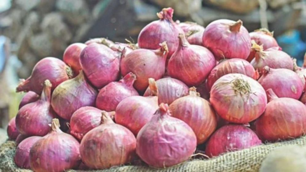 বাজারে পেঁয়াজ নিয়ে হুলুস্থুল কাণ্ড, দাম বেড়ে ১৬০ টাকায় বিক্রি