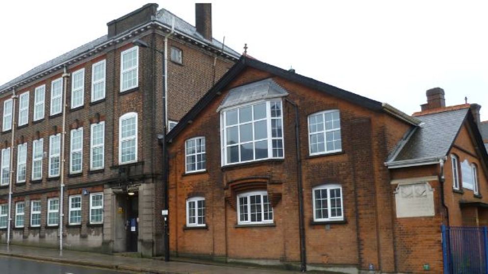 লন্ডনের কুইন এলিজাবেথস স্কুল শীর্ষে