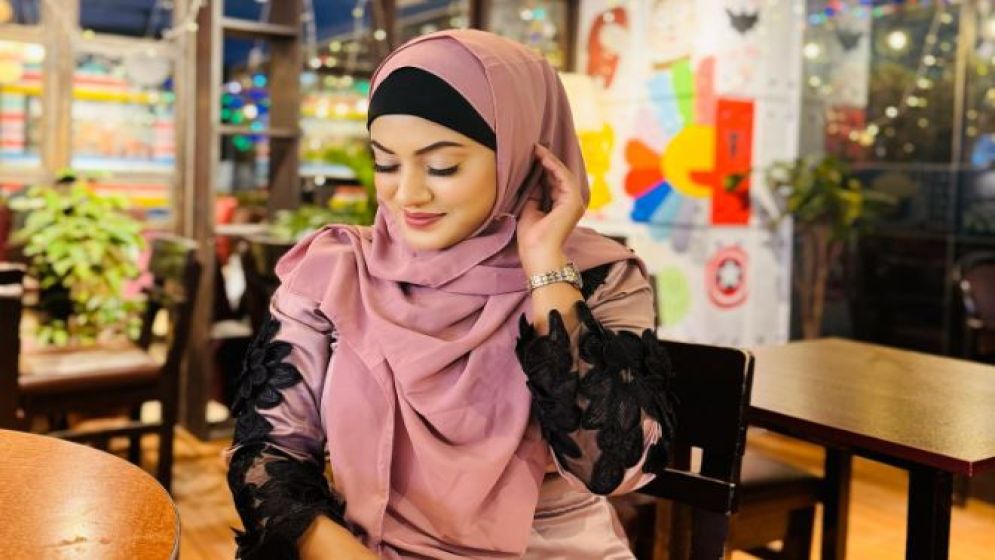 অভিনয় ছেড়ে দ্বীনের পথে চলবেন পোস্ট দিয়ে ডিলিট করলেন নায়িকা