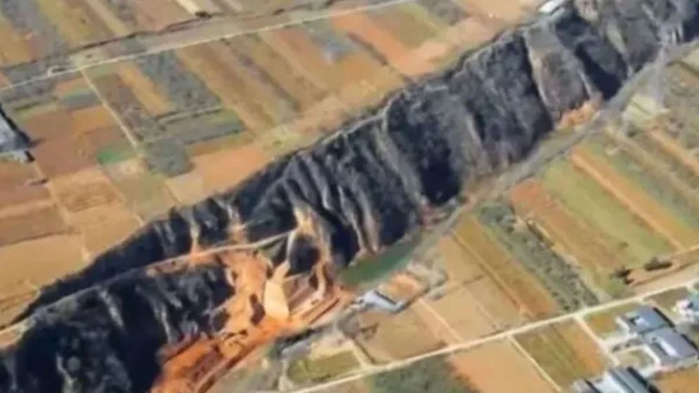 পৃথিবীর বুকে ১০ কিলোমিটার দীর্ঘ বিস্ময়কর ফাটল, যা জানা গেলো