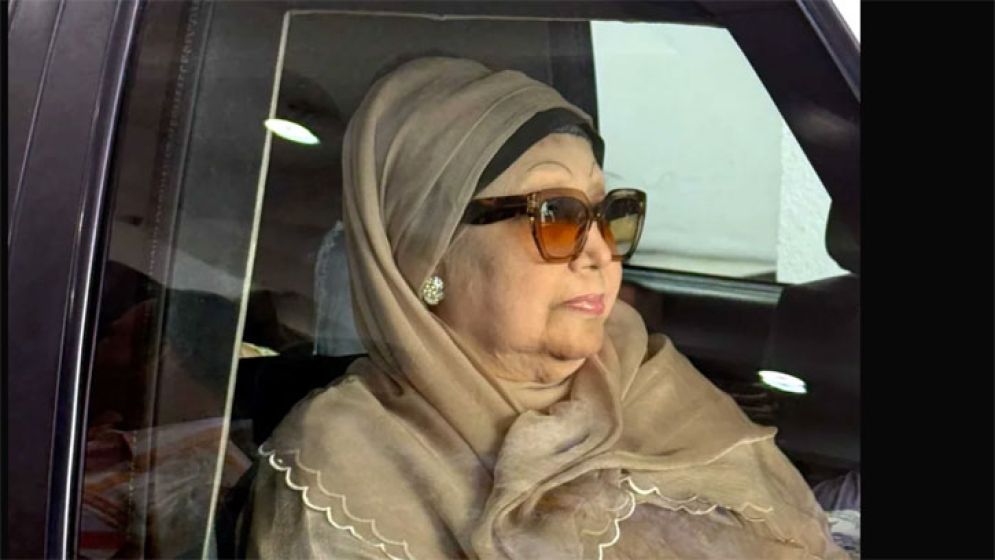 খালেদার লন্ডন যাত্রায় জটিলতা: নতুন অ্যাম্বুলেন্সে যেতে পারবেন ৪জন