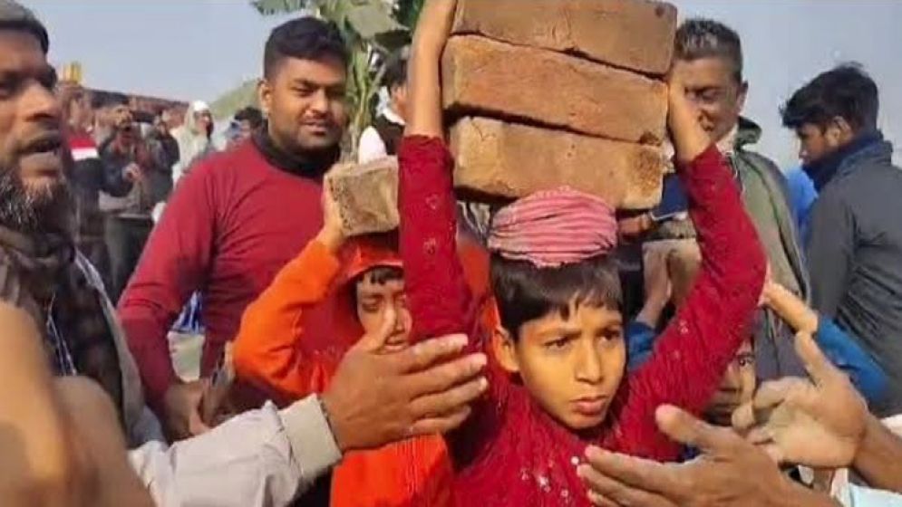নতুন বাবরি মসজিদের জন্য মাথায় করে ইট নিয়ে এলো ছোট্ট শিশু