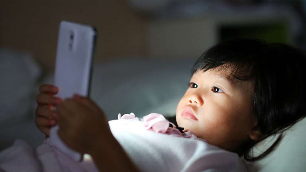 শিশুর হাতে স্মার্টফোন দিয়ে দেওয়ার ক্ষতিকর দিক জানুন