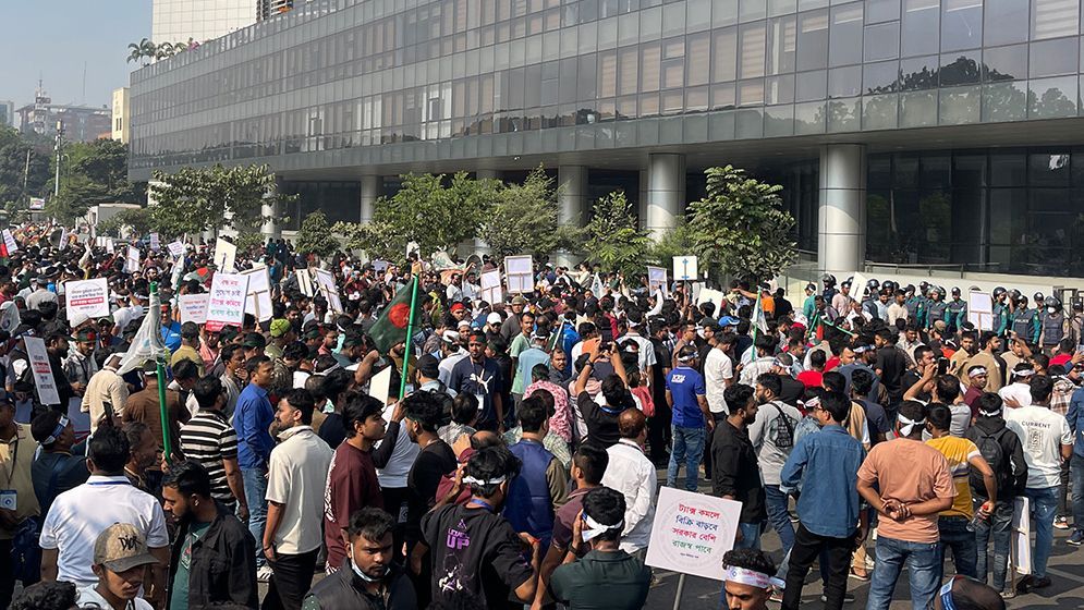 আগারগাঁওয়ে মোবাইল ব্যবসায়ীদের সড়ক অবরোধ