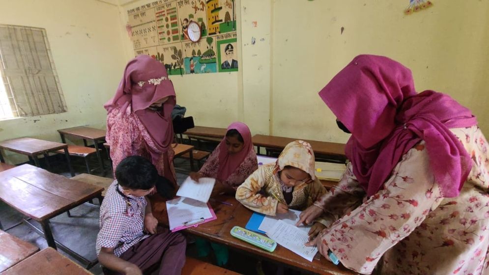 শিক্ষকদের স্কুলে ঢুকতে না দিয়ে পরীক্ষা নিলেন অভিভাবকরা