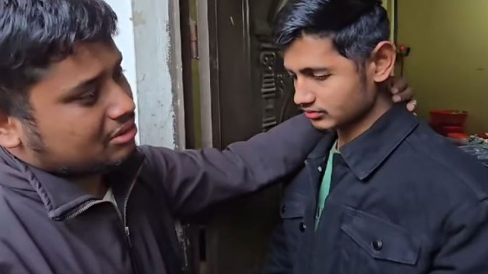 আবু বকরের অসহায় জীবন দেখে কাঁদলেন হাসনাত আব্দুল্লাহ