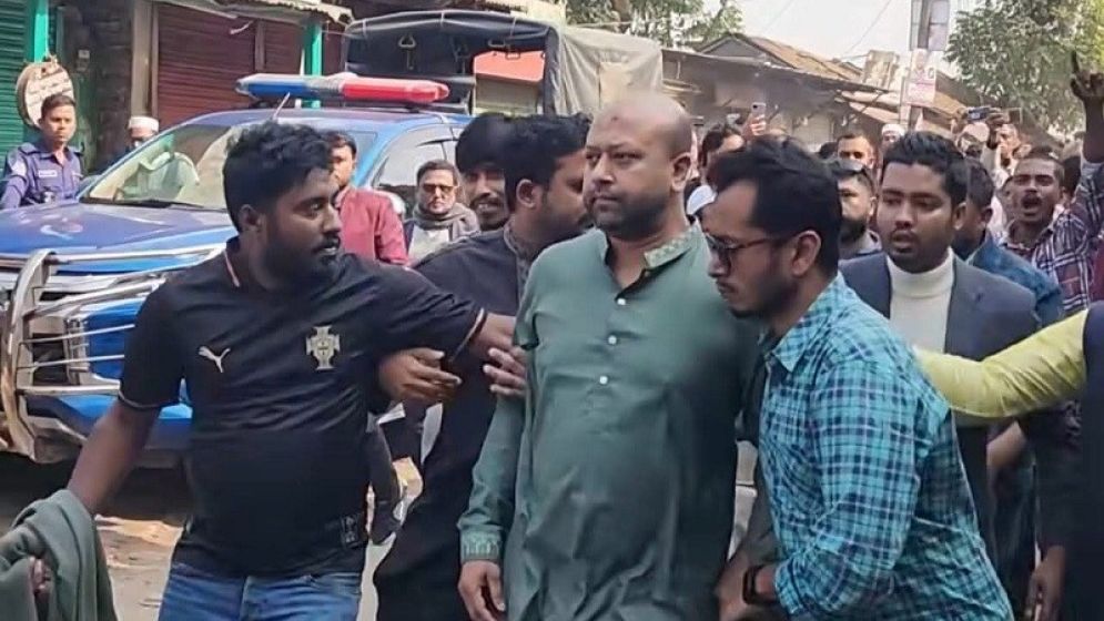 চাঁদা নিয়ে কথা বলে নিজ এলাকায় তোপের মুখে ব্যারিস্টার ফুয়াদ