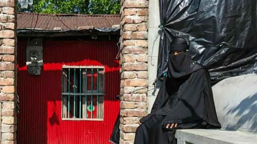 বিয়ের দাবিতে ৯ দিন ধরে কিশোরীর অবস্থান, প্রেমিক উধাও