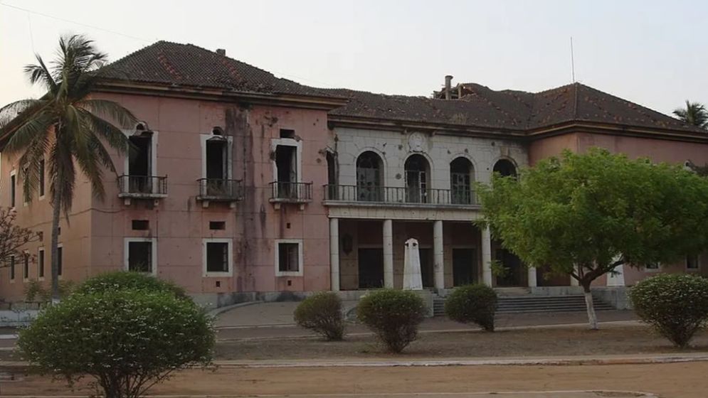 হঠাৎ প্রেসিডেন্টকে অপসারণের ঘোষণা সেনাবাহিনীর