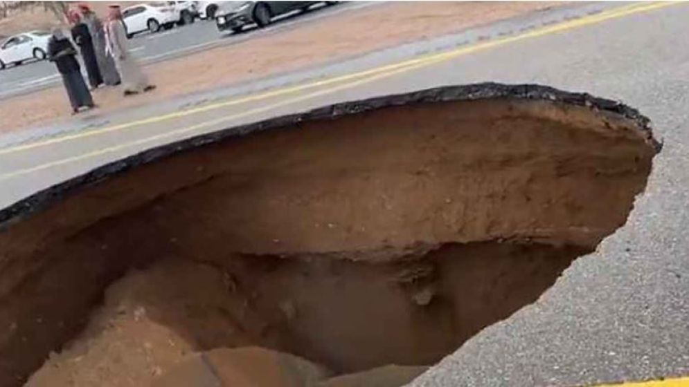 সৌদি আরবে ব্যাপক বৃষ্টিপাতে ভূমিধস