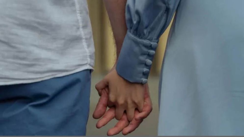 স্ত্রীকে জানান ‘ব্যবসায়িক সফর’, হোটেলে ধরা পড়লেন অন্য নারীর সঙ্গে