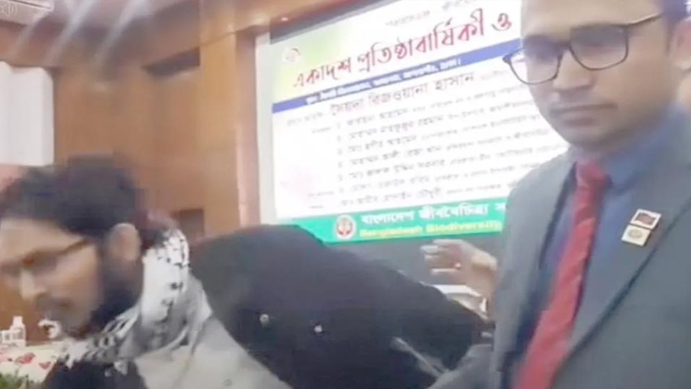 সাবেক সমন্বয়ককে ঘাড়ধাক্কা দিয়ে মঞ্চ থেকে নামিয়ে দেওয়া হলো