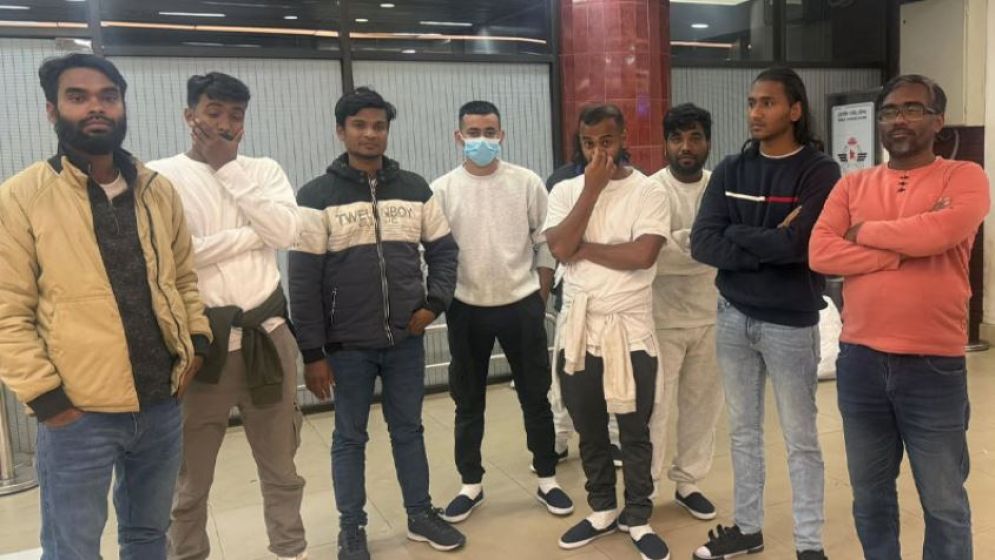 হ্যান্ডকাফ-শেকল পরিয়ে আরও ৩১ বাংলাদেশিকে ফেরত পাঠাল যুক্তরাষ্ট্র