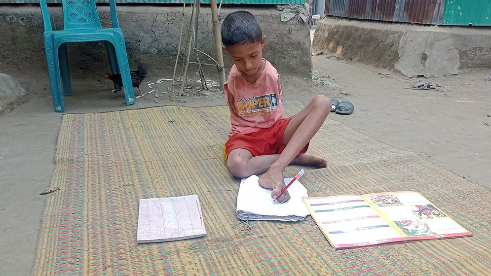 জন্ম থেকেই হাত নেই, ছোট আরশাদুল পা দিয়েই লেখে