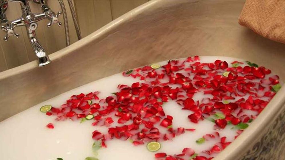 দুধ দিয়ে গোসল করে ‘পবিত্রতা’, কী বলে ইসলাম?