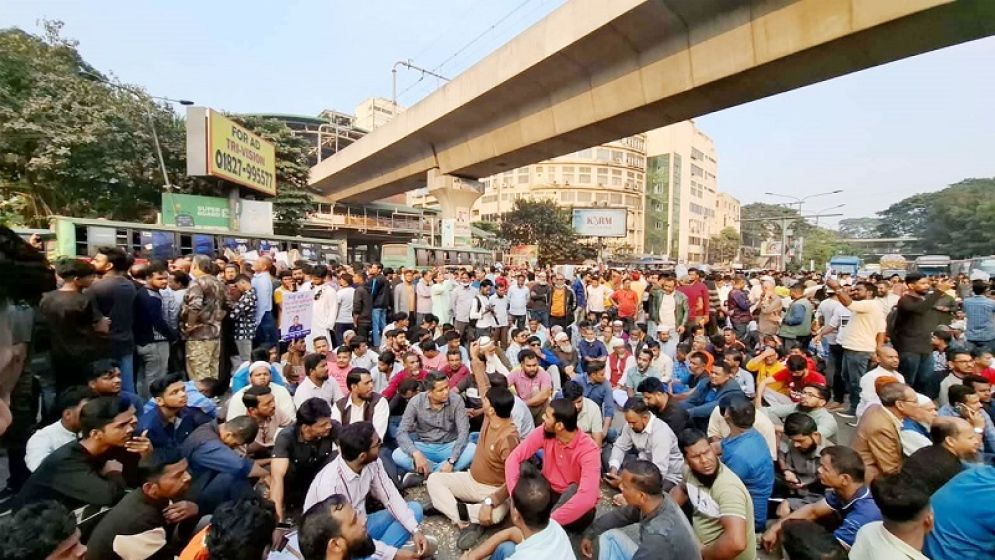 আইজিপিকে অপসারণের দাবিতে শাহবাগ অবরোধ, যান চলাচল বন্ধ