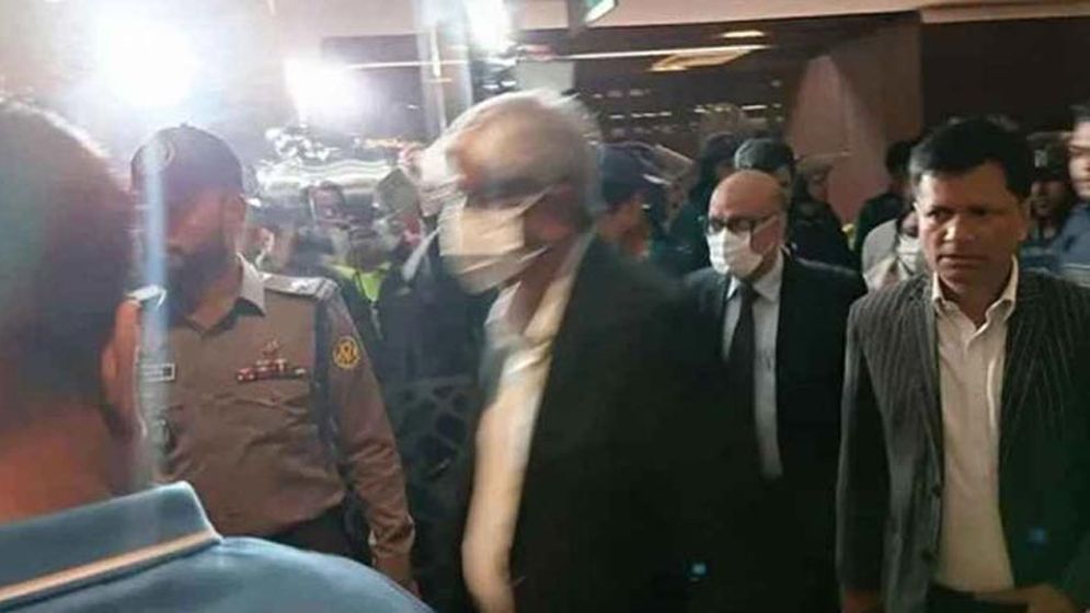 ৬ ঘণ্টা পর পুলিশের সহায়তায় সচিবালয় ছাড়লেন অর্থ উপদেষ্টা