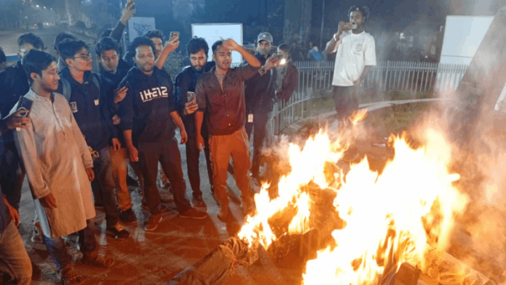 ঢাবিতে ইলিয়াস হোসেন ও পিনাকী ভট্টাচার্যের কুশপুত্তলিকা দাহ