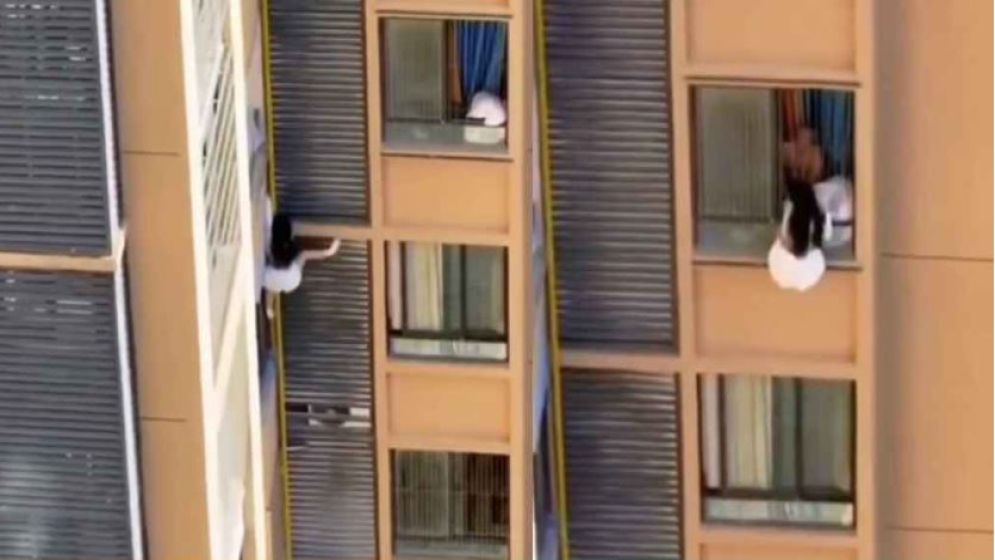 ঘরে পরকীয়া, প্রেমিকের স্ত্রী ঢুকতেই ১১তলায় পাইপে ঝুলে পড়ল তরুণী