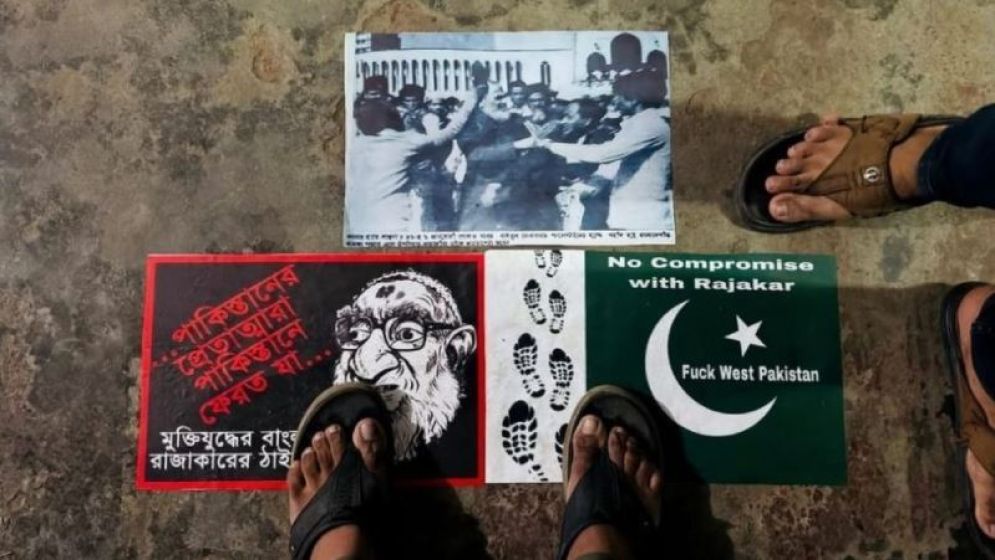 এবার কার্জন হল-এফএইচ হলে পাকিস্তানি পতাকা পদদলিত করল শিক্ষার্থীরা