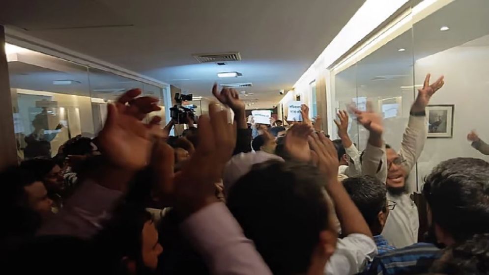 সচিবালয়ে চার ঘণ্টা ধরে অবরুদ্ধ অর্থ উপদেষ্টা