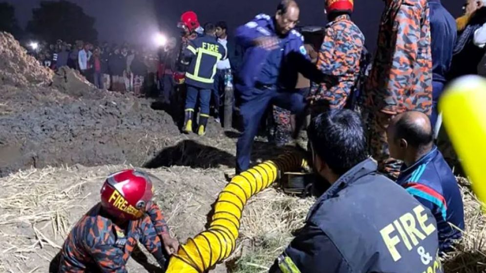 ৩৫ ফুট মাটির গভীরে পড়ে গেছে ২ বছরের শিশু