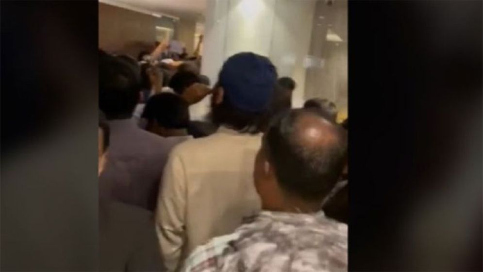 ভাতার দাবিতে সচিবালয়ে অর্থ উপদেষ্টাকে অবরুদ্ধ