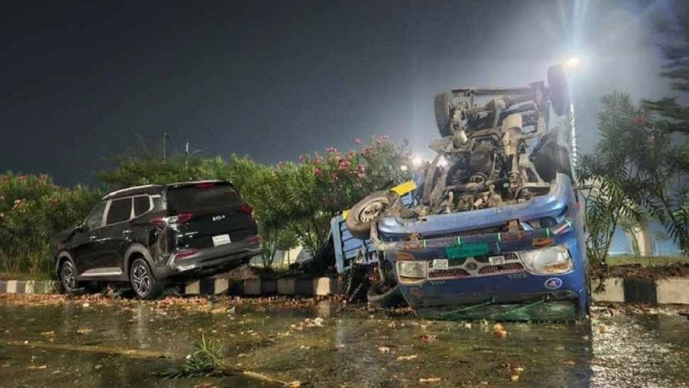 মধ্যরাতে ৩০০ ফিটে ভয়াবহ সড়ক দুর্ঘটনা