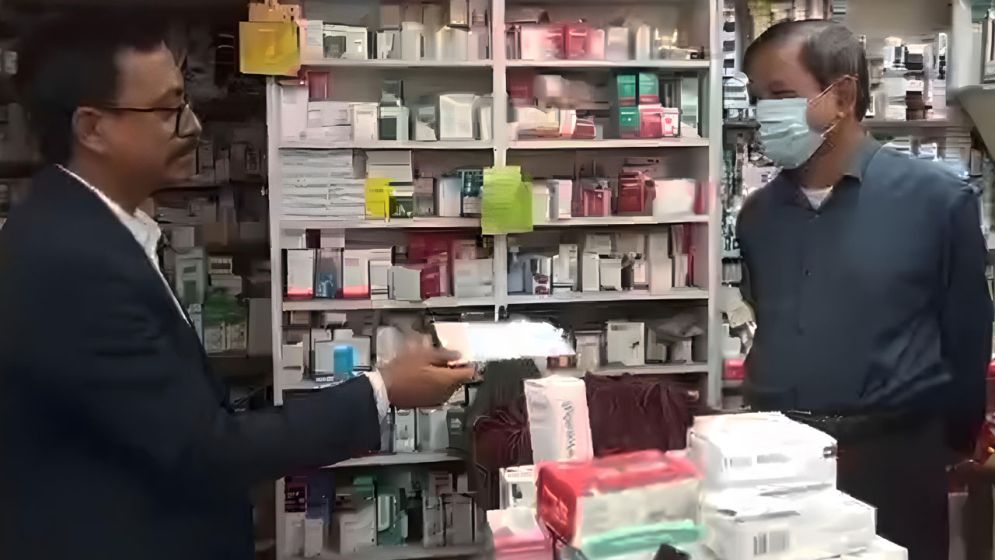 সিরিয়াল নিয়ে রোগী দেখেন এসএসসি পাস ফার্মেসি মালিক