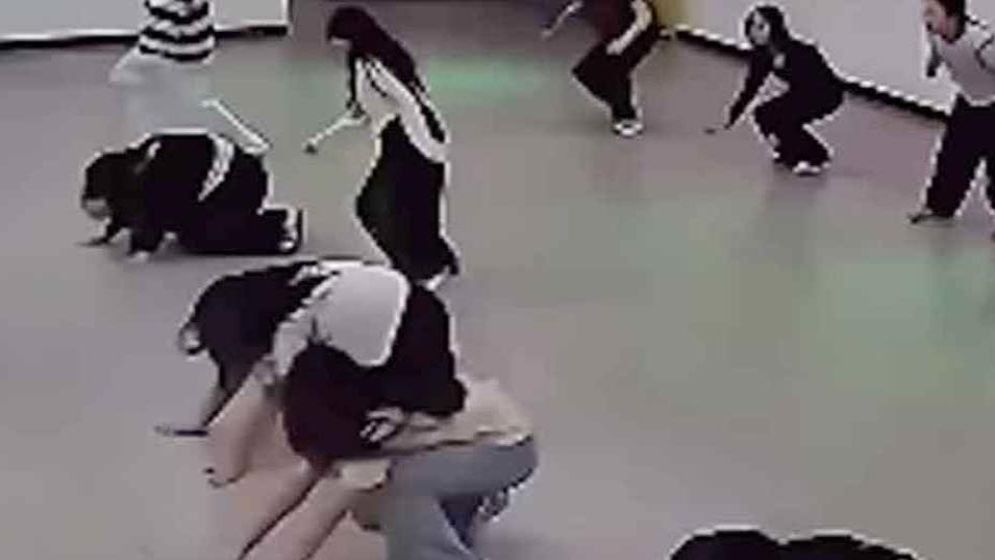 অজ্ঞান হয়ে লুটিয়ে পড়লেন নাচের শিক্ষিকা