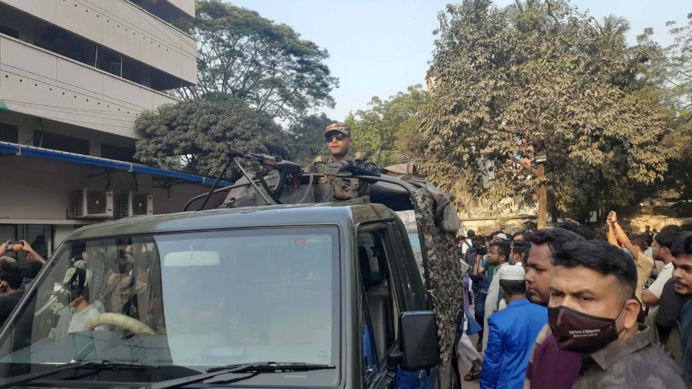 ওসমান হাদী গুলিবিদ্ধ : ঢামেকে সেনাবাহিনী ও পুলিশের কঠোর নিরাপত্তা