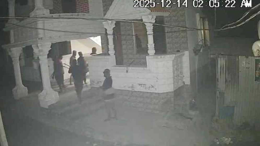 প্রবাসীর বাড়িতে ককটেল ফাটিয়ে ২৬ ভরি স্বর্ণালংকার ও ৫ লাখ টাকা লুট