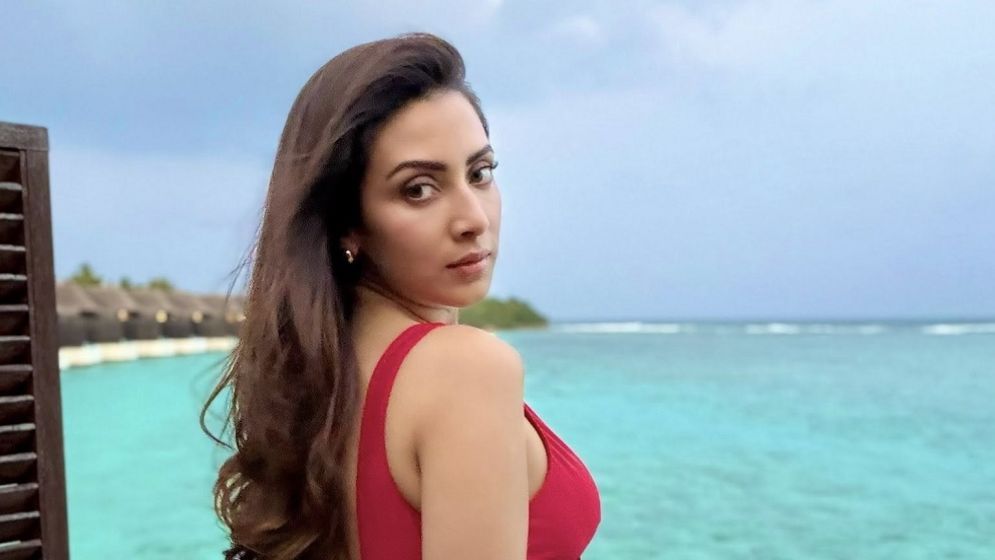 সাগরপাড়ে লাস্যময়ী লুকে মিম