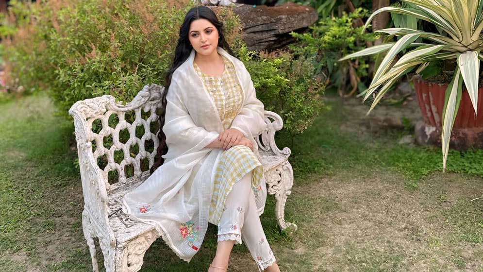 পোশাকের কারণে তোপের মুখে পরীমণি