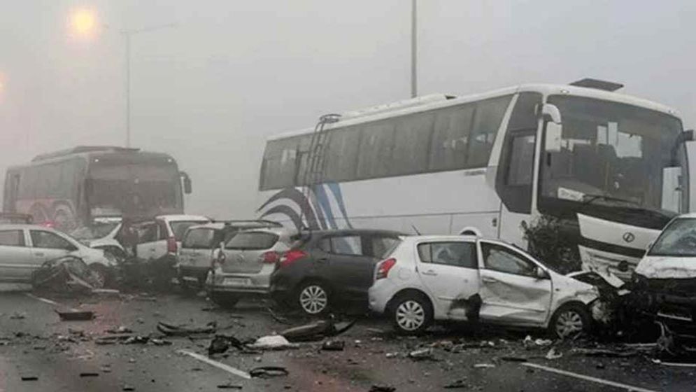 ঘন কুয়াশায় দুর্ঘটনার কবলে অসংখ্য বাস-ট্রাক-গাড়ি, ভিডিও ভাইরাল