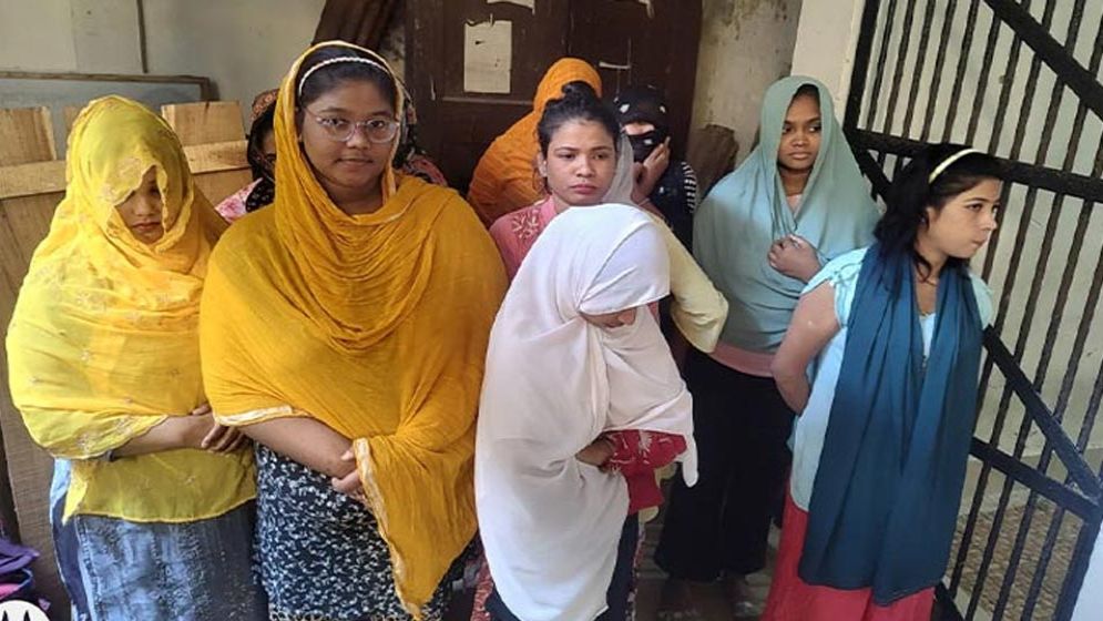 দুই আবাসিক হোটেলে অভিযান, হাতেনাতে ধরা নারী-পুরুষসহ ১৯ জন