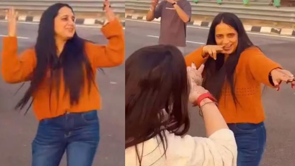 ট্রাফিক আইন ভেঙে রাস্তায় নারী কনস্টেবলের নাচ