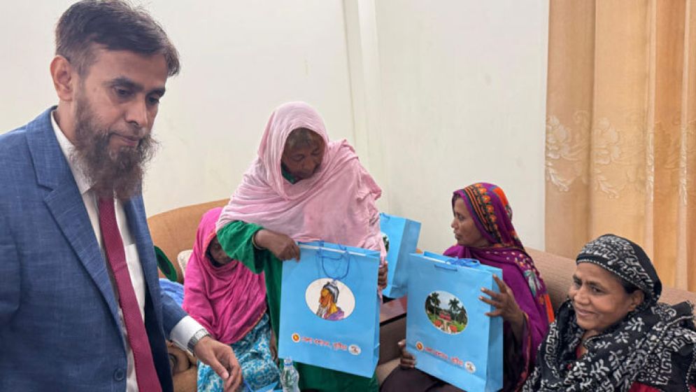 নিজ খরচে বৃদ্ধাশ্রমের মায়েদের পছন্দের খাবার খাওয়ালেন ডিসি