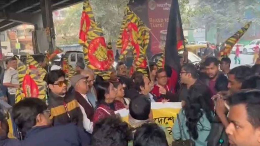 এবার কলকাতায় বাংলাদেশ উপদূতাবাসের সামনে বিক্ষোভ