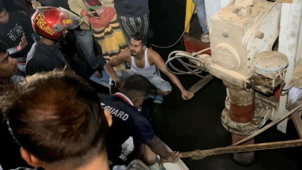 ফেরি থেকে ট্রাকসহ ৫ যান ধলেশ্বরী নদীতে, ৩ জনের মৃত্যু