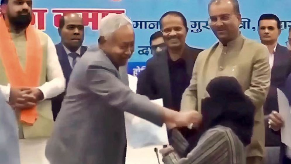 চাকরিতে যোগ দিলেন না ভারতে হিজাব টেনে খুলে দেয়া সেই নারী চিকিৎসক